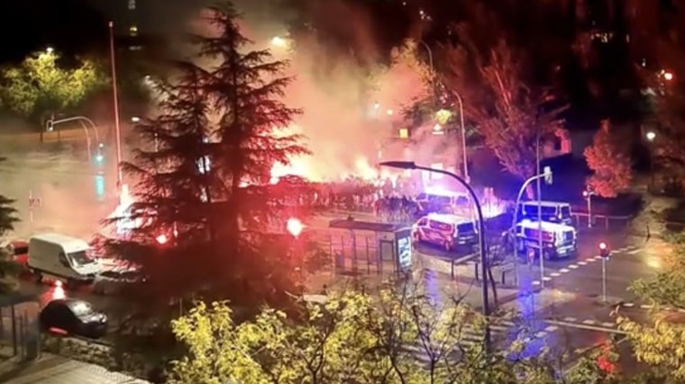 Momento de la pelea, con bengalas de fondo, entre los ultras en Vallecas la noche del miércoles