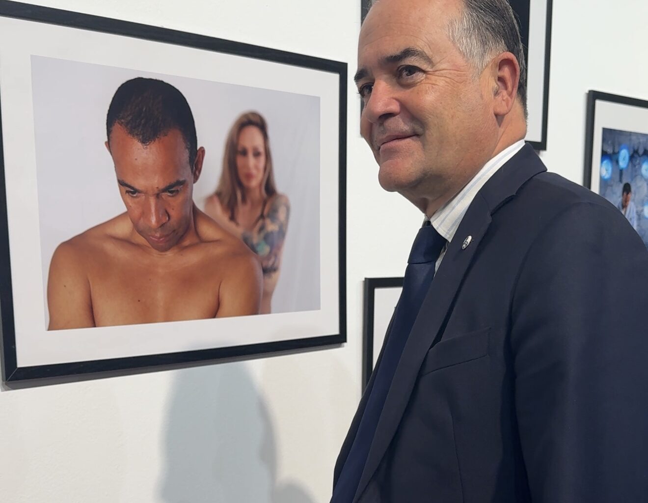 Gregorio: “La exposición ‘Azul’ es un vehículo de concienciación y solidaridad contra el cáncer de próstata