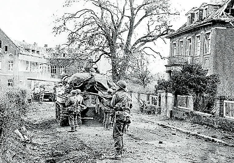 La infantería avanza al abrigo de un tanque