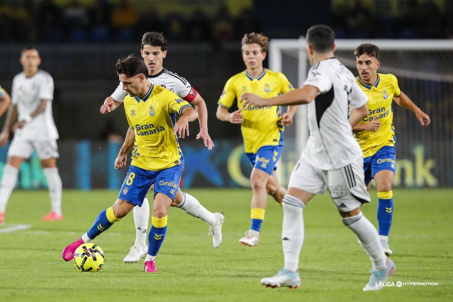 El conjunto grancanario lució pegada y efectividad en la primera parte pero acabó sufriendo en exceso contra el Albacete en un partido con contratiempos, imprecisiones y un gol encajado desde el centro del campo. Manu Fuster y Miloš Luković dieron la victoria con sus goles en la primera parte. Las Palmas vuelve a ganar iniciando