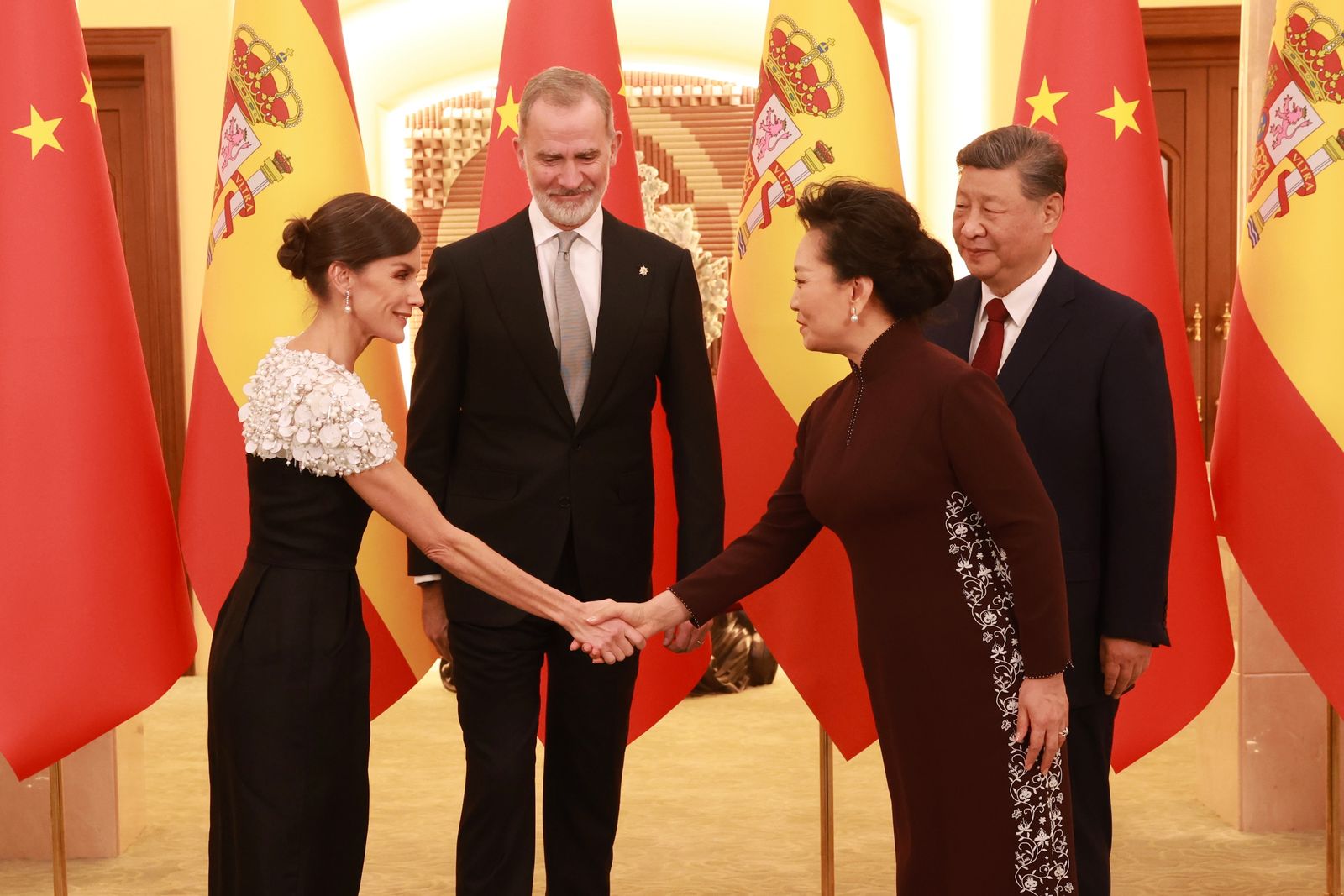 Letizia prescinde de tiara en la cena de gala en China recupera su vestido bicolor con flores de Carolina Herrera y se...