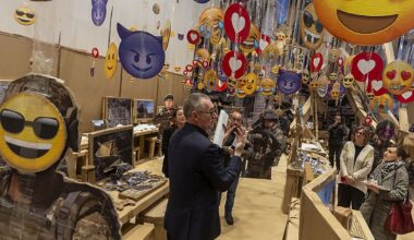 El Helga de Alvear acoge el arte trasgresor de cartón y cinta aislante de Thomas Hirschhorn