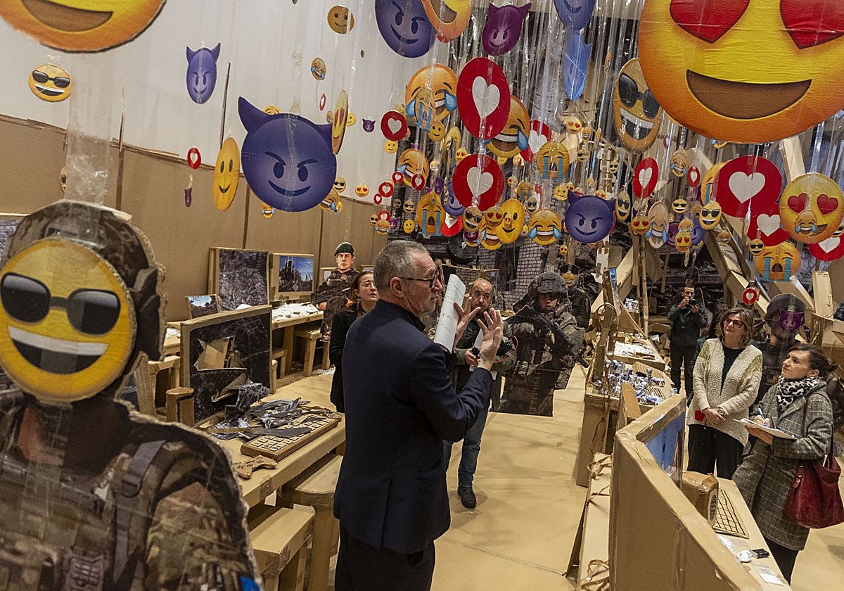 El Helga de Alvear acoge el arte trasgresor de cartón y cinta aislante de Thomas Hirschhorn