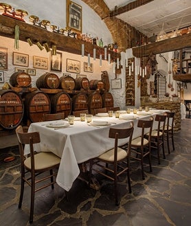 Imagen secundaria 2 - Recreación del comedor (arriba) y la proyección internacional del artista en la Casa Natal de Dalí (abajo izquieda); el 'Celler de Ca la Teta', el salón del hotel donde se reunía Dalí con sus amigos (abajo derecha)