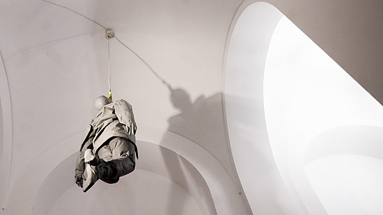 En la escalera de Murillo cuelga una figura de Juan Muñoz suspendida del techo