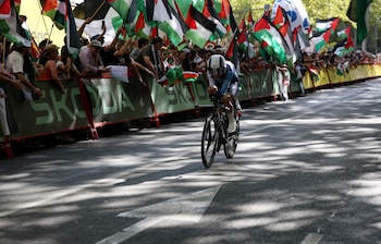 Un ciclista del equipo Israel