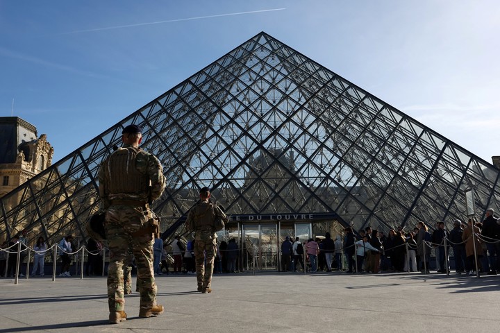La pirámide de Louvre, por donde se ingresa al 
museo. Foto: Reuters