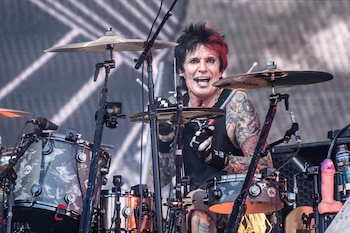 Tommy Lee observa con asombro
