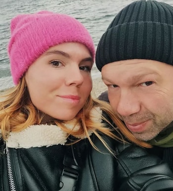 Oleksandra Oliynykova junto a su