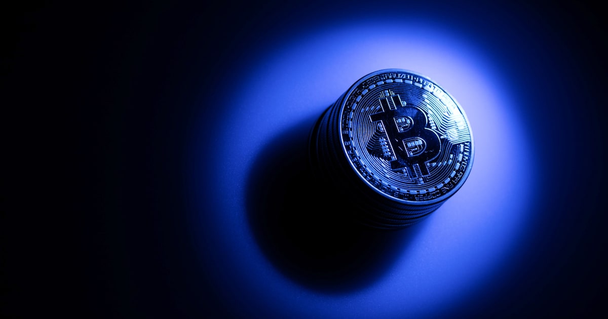 ¿Invertir en bitcoin? Lo que proyectan los analistas tras la caída del precio