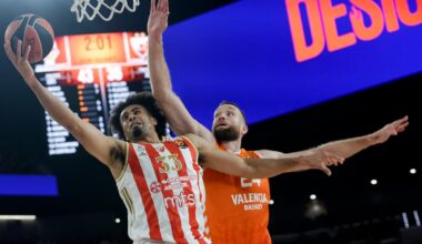 El alero estadounidense de Estrella Roja Jordan Nwora entra a canasta ante el pívot estadounidense de Valencia Basket Matt Costello