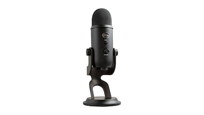 Micrófono para pódcast sobre fondo blanco.