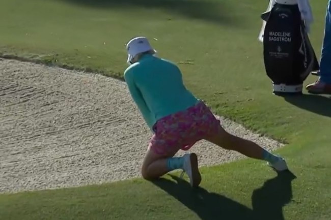 Madelene Sagstrom asombra con un golpe imposible de rodillas
