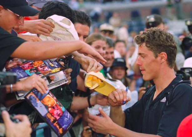 Marat Safin firmando autógrafos tras conquistar el US Open. Fuente: Getty