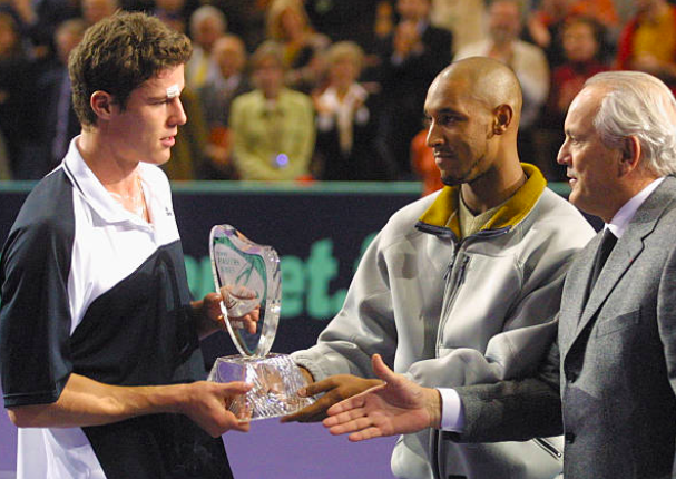 Marat Safin recibe el trofeo de campeón en el Masters de París 2000. Fuente: Getty