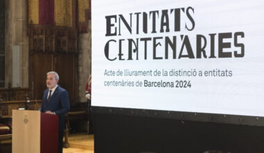 Moment de l'acte de lliurament de medalles a entitats centenàries 2025, al Saló de Cent
