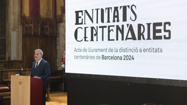Moment de l'acte de lliurament de medalles a entitats centenàries 2025, al Saló de Cent