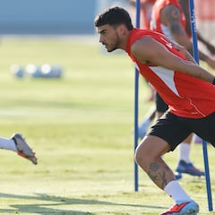 Azpilicueta, Isaac y Carmona, en la lista del Sevilla para el derbi