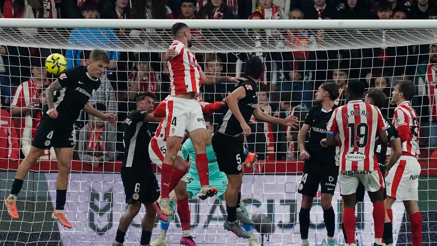 El VAR evita en el último minuto otro desastre en El Molinón