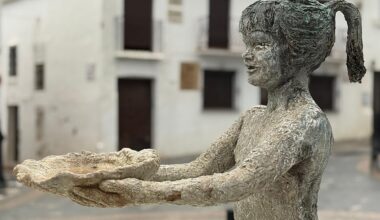 'La Niña' se va al hospital: Benalmádena retira su popular estatua para restaurarla