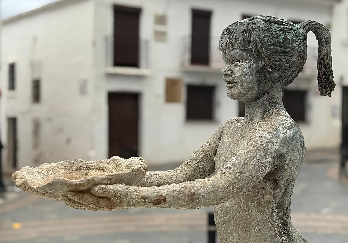 'La Niña' se va al hospital: Benalmádena retira su popular estatua para restaurarla