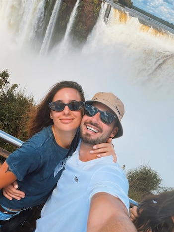 La pareja se tomó un