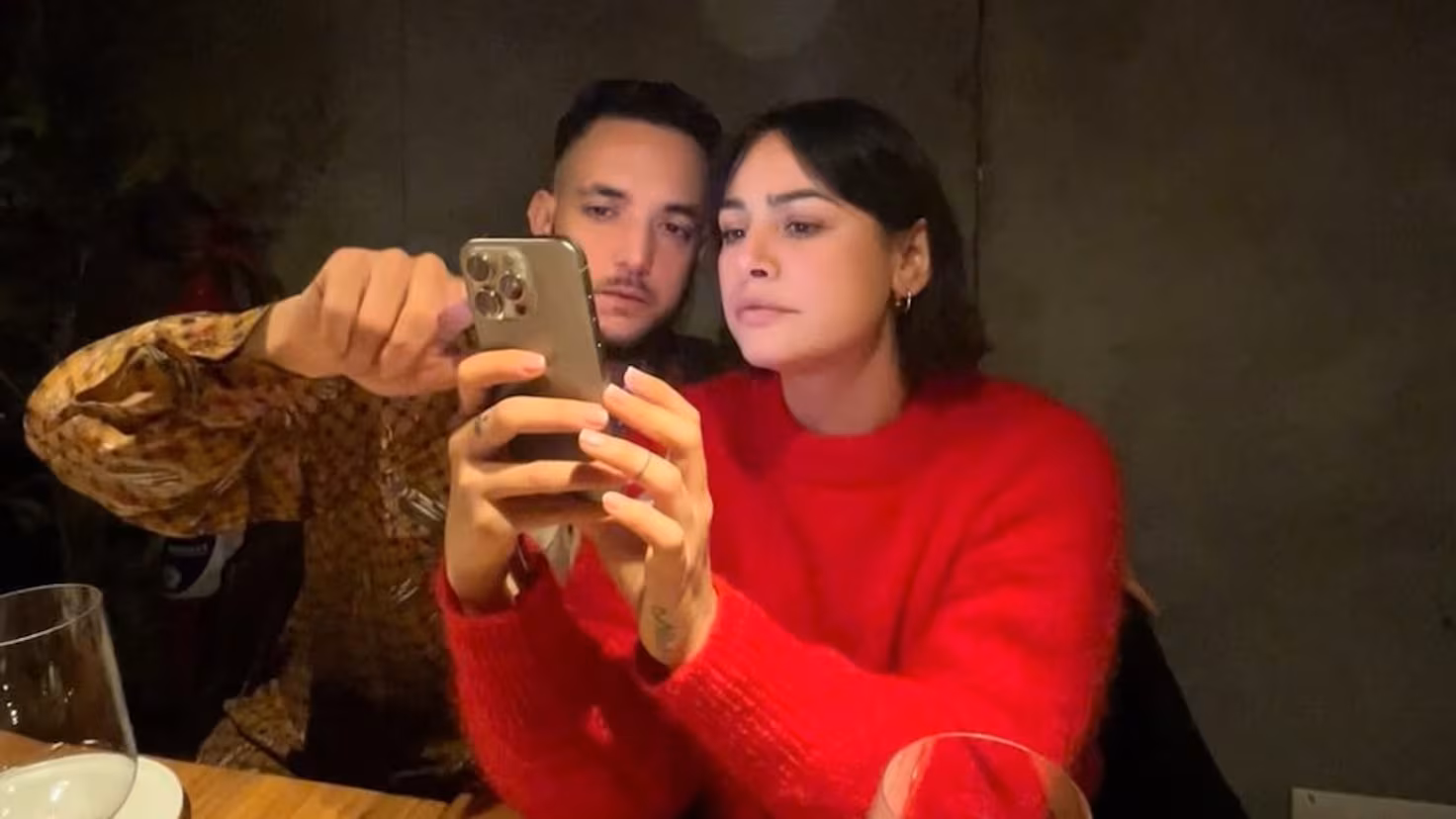 Es una destacada fotógrafa chilena y espera un hijo con C. Tangana: cinco años de relación