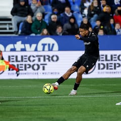 El Almería chapotea en la crisis