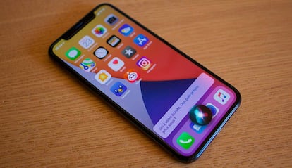 Uso de Siri en un iPhone de Apple