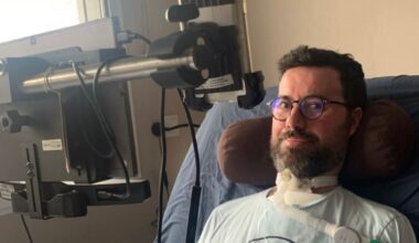 Un paciente de ELA, tras estar años comunicándose con una tablet: "Es emocionante volver a escuchar mis pensamientos con mi voz" | Ciencia y tecnología