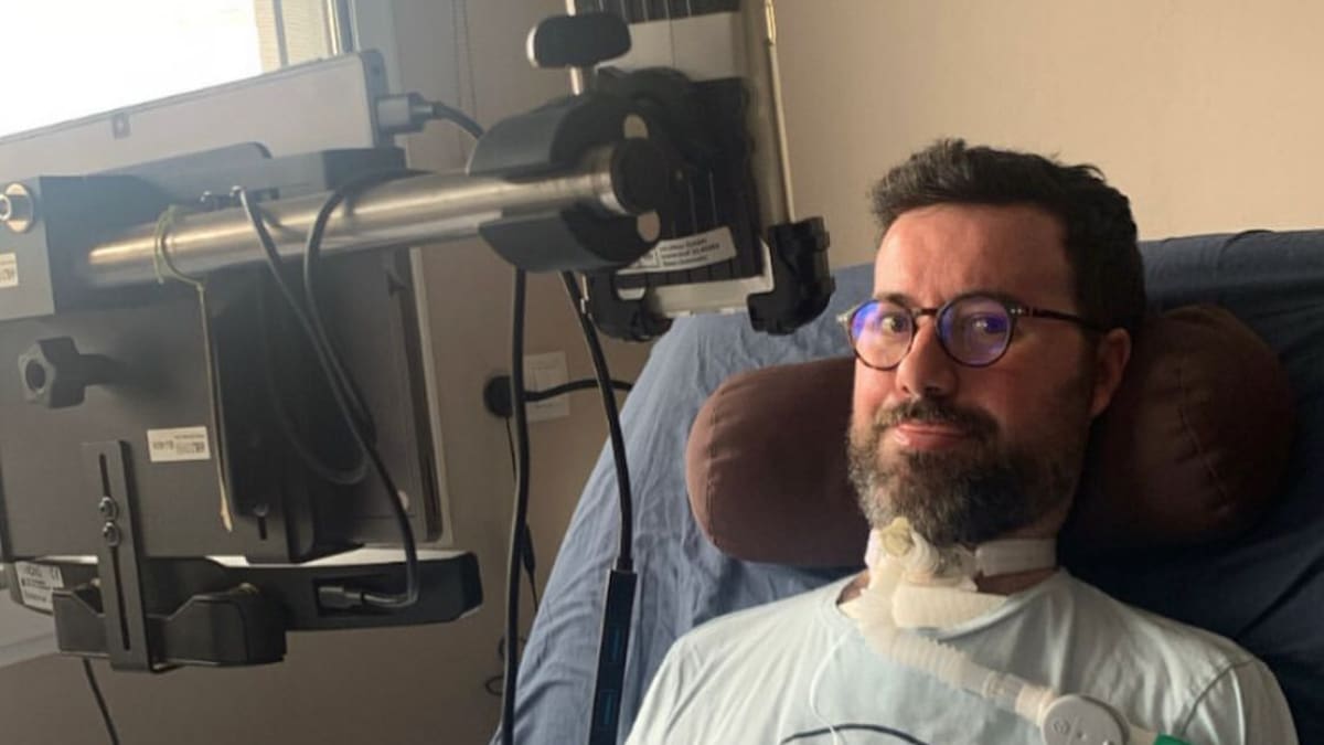 Un paciente de ELA, tras estar años comunicándose con una tablet: "Es emocionante volver a escuchar mis pensamientos con mi voz" | Ciencia y tecnología