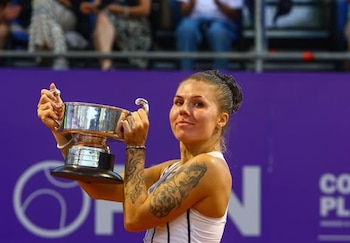 Oleksandra Oliynykova levanta el trofeo