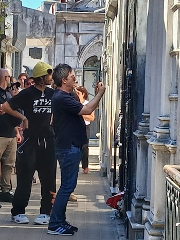 Noel frente a la tumba