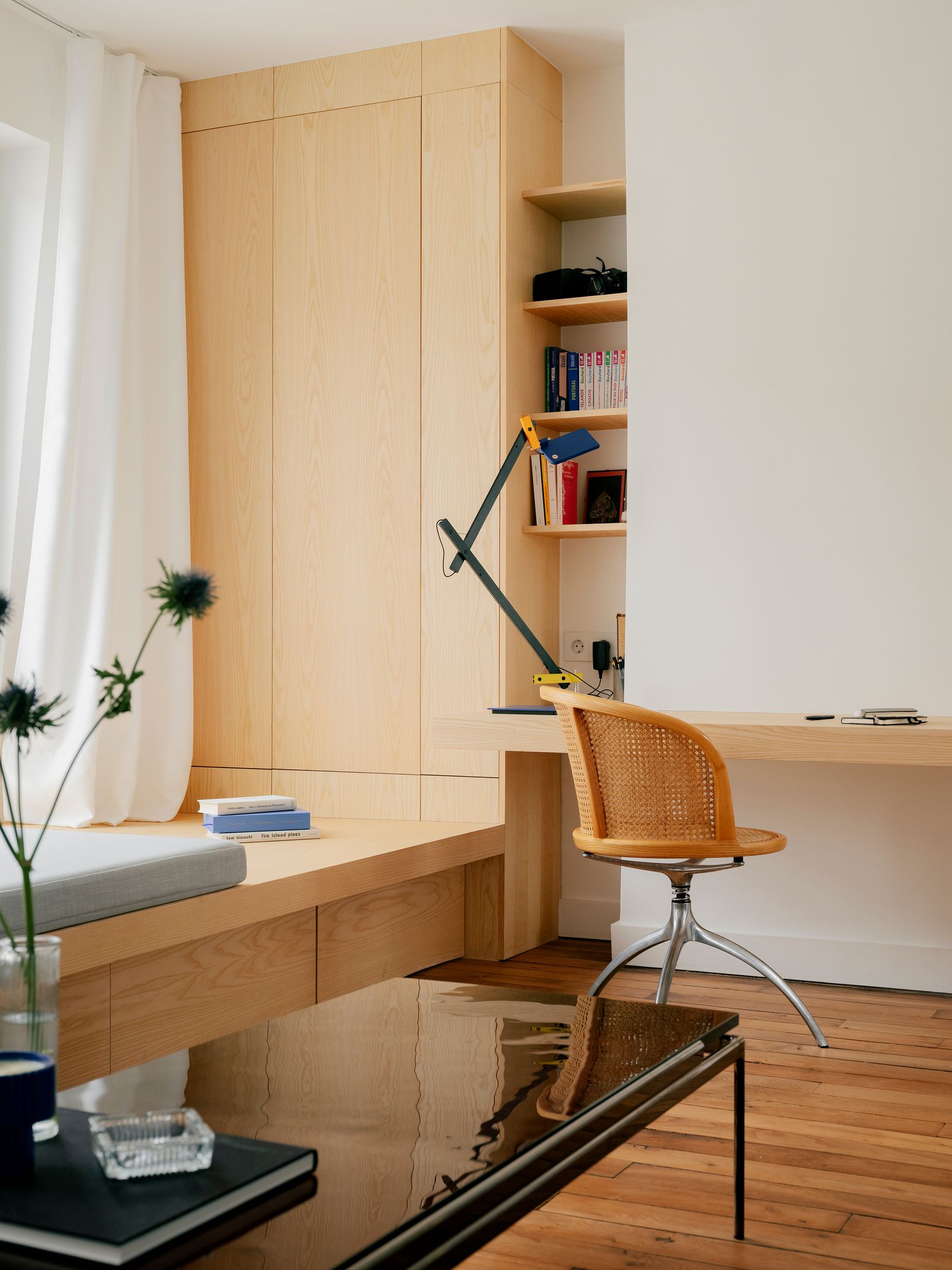 mesa de escritorio y mueble de madera claro silla de madera.
