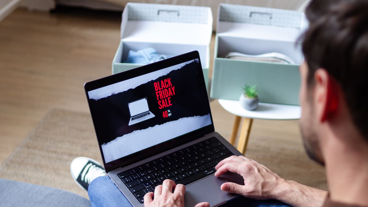 Las "ciberpatrullas" de la Guardia Civil de Castellón detectan la estafa estrella de este Black Friday: el iPhone 17 | Sociedad