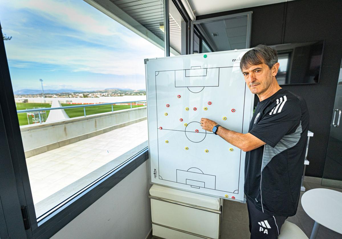 Pacheta, sobre el mercado de fichajes del Granada CF: «Hay algunas posiciones a reforzar, pero hay prioridades»