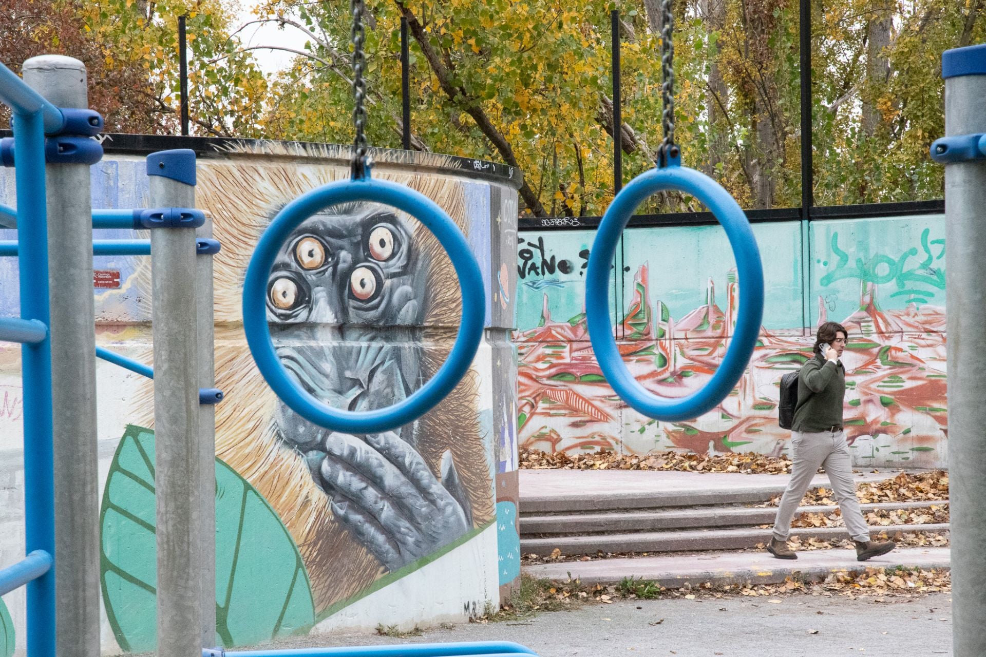 Con la zona de acceso a la pasarela peatonal a la cabeza, el parque del Ebro ofrece no pocos muros (la epidermis de la ciudad) para que jóvenes y no tan jóvenes creadores plasmen sus trabajos ('Visto en la calle' muestra parte de esa historia).