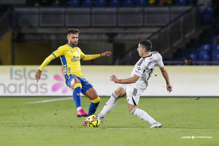 El conjunto grancanario lució pegada y efectividad en la primera parte pero acabó sufriendo en exceso contra el Albacete en un partido con contratiempos, imprecisiones y un gol encajado desde el centro del campo. Manu Fuster y Miloš Luković dieron la victoria con sus goles en la primera parte. Las Palmas vuelve a ganar iniciando