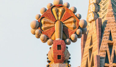 El balcón de Gaudí cumple un siglo