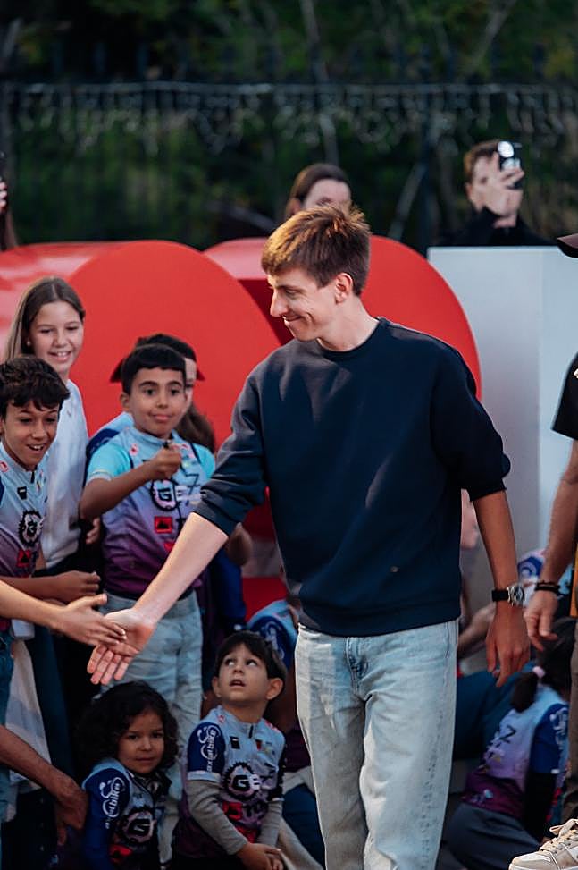 Pogacar, saludando a la juventud en Arucas.