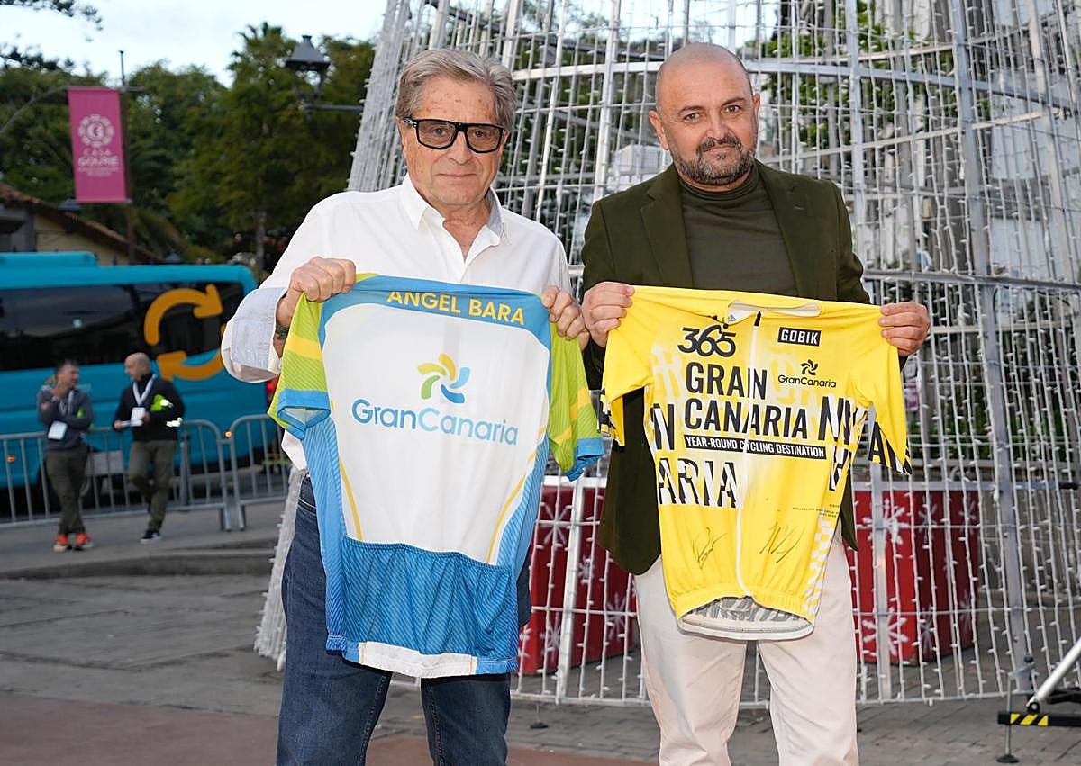 Imagen secundaria 1 - Baño de masas de Pogačar y los campeones del mundo en la presentación de la TotalEnergies Gran Fondo Pico de las Nieves