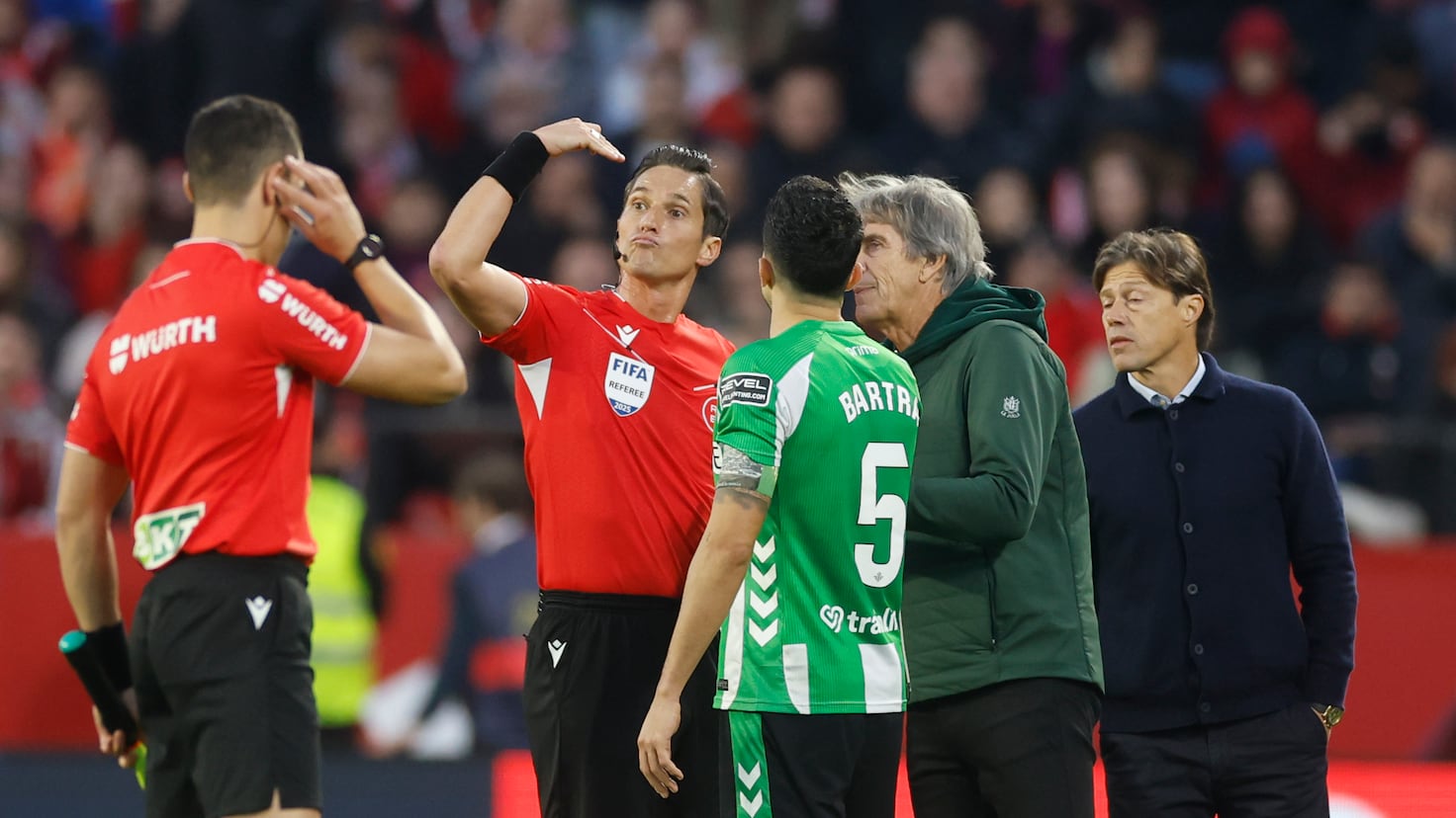 Las imágenes de la suspensión del partido por lanzamiento de objetos - Diario AS