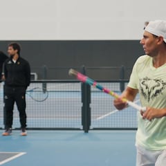Nadal celebra el aniversario de su retirada volviendo a la pista