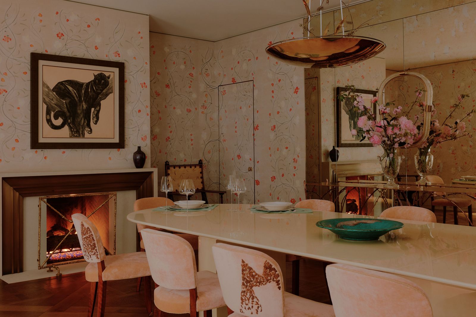 Comedor en tonos empolvados con chimenea