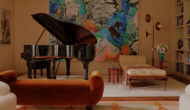 Un diseñador minimalista sale de su zona de confort y transforma radicalmente esta casa adosada llena de luz y romanticismo