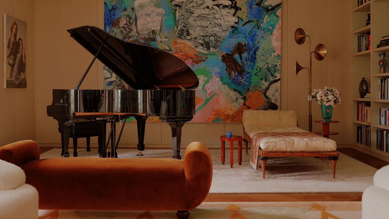 Un diseñador minimalista sale de su zona de confort y transforma radicalmente esta casa adosada llena de luz y romanticismo