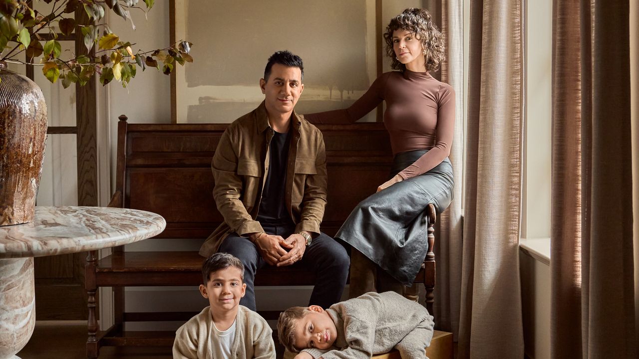 Esta casa de campo familiar fue rediseñada por completo para lograr un hogar donde reina el marrón en todos sus tonos: “Crea un telón de fondo tranquilo que aporta energía y color al arte, la luz y la vida”