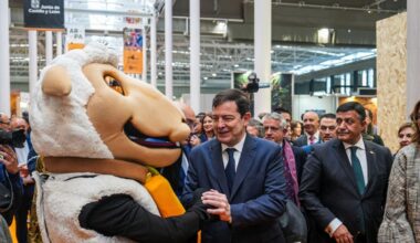 Mañueco anima a caminar «por la senda de la excelencia» para alcanzar «la élite turística mundial»