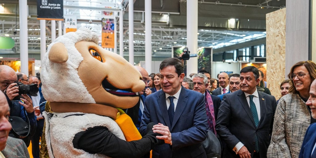 Mañueco anima a caminar «por la senda de la excelencia» para alcanzar «la élite turística mundial»