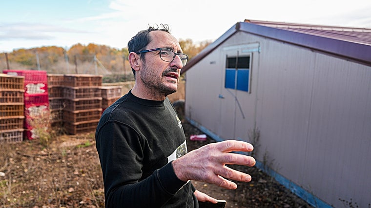 José María, el avicultor castellano y leonés, teme que la consecuencia más inmediata sea el «estrés» de los animales